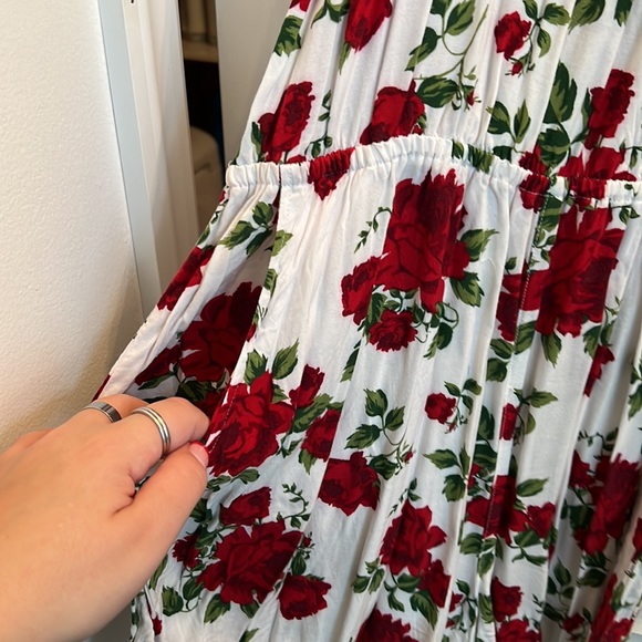 White and rose print romper with pockets - Picture 3 of 4